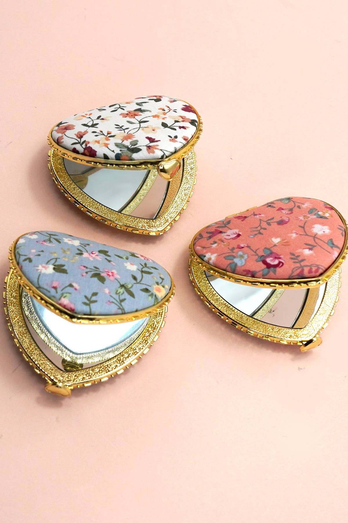 Compact Floral Handheld (Off White)