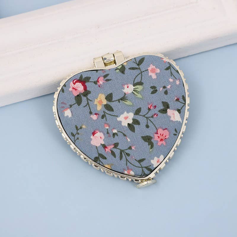 Compact Floral Handheld (Off White)
