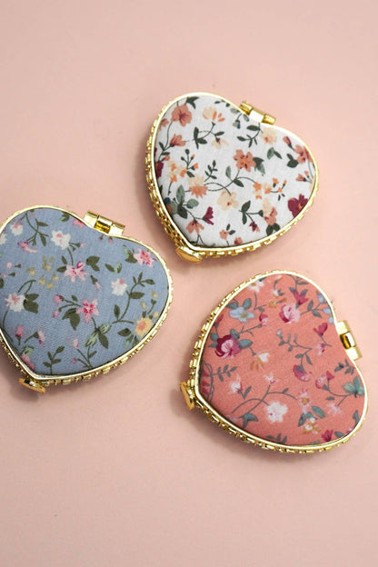 Compact Floral Handheld (Off White)